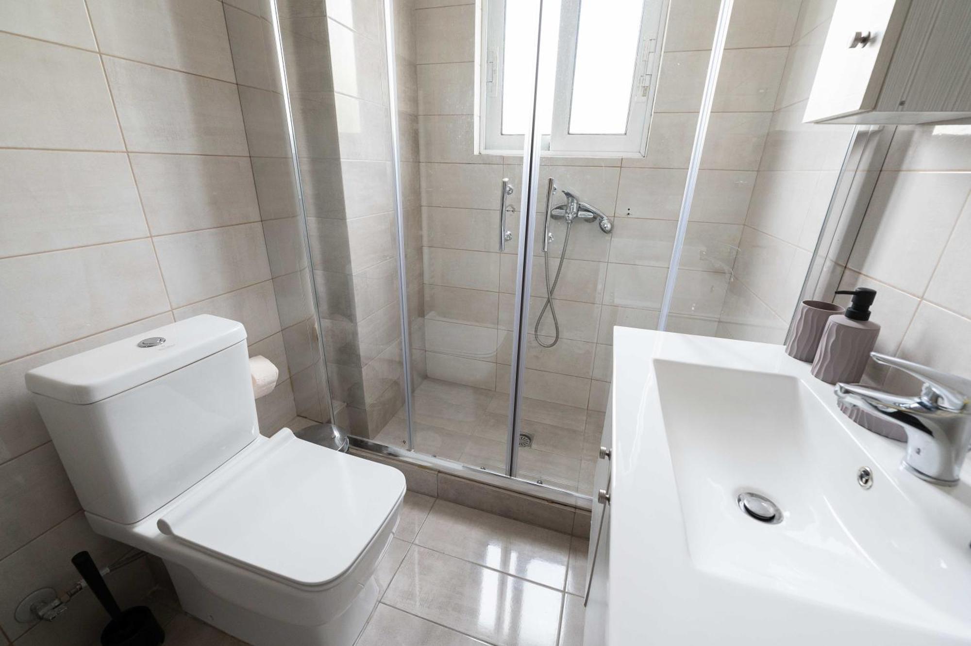 Modern Spacious Apartment Located In Piraeus Ngoại thất bức ảnh