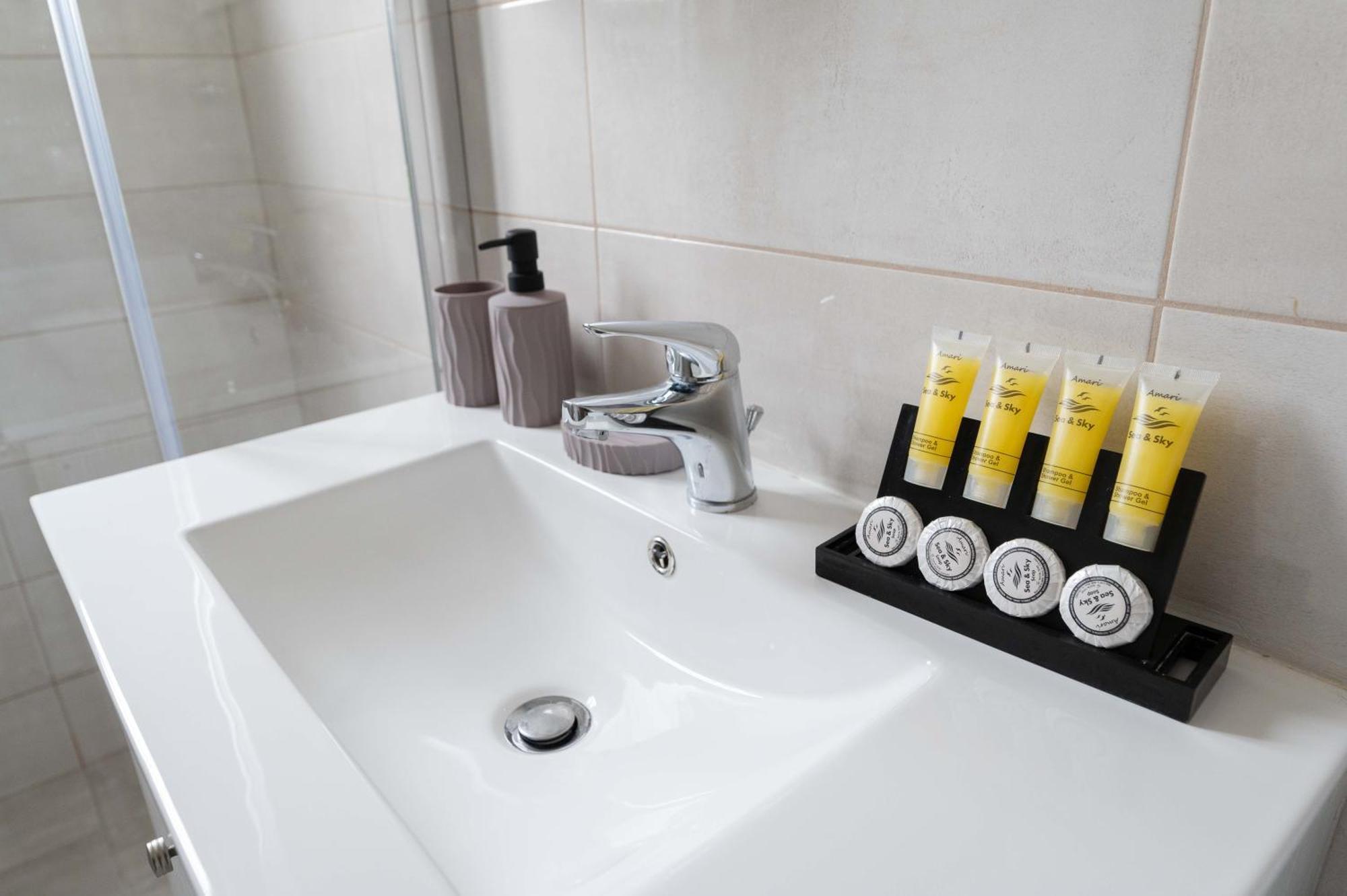 Modern Spacious Apartment Located In Piraeus Ngoại thất bức ảnh